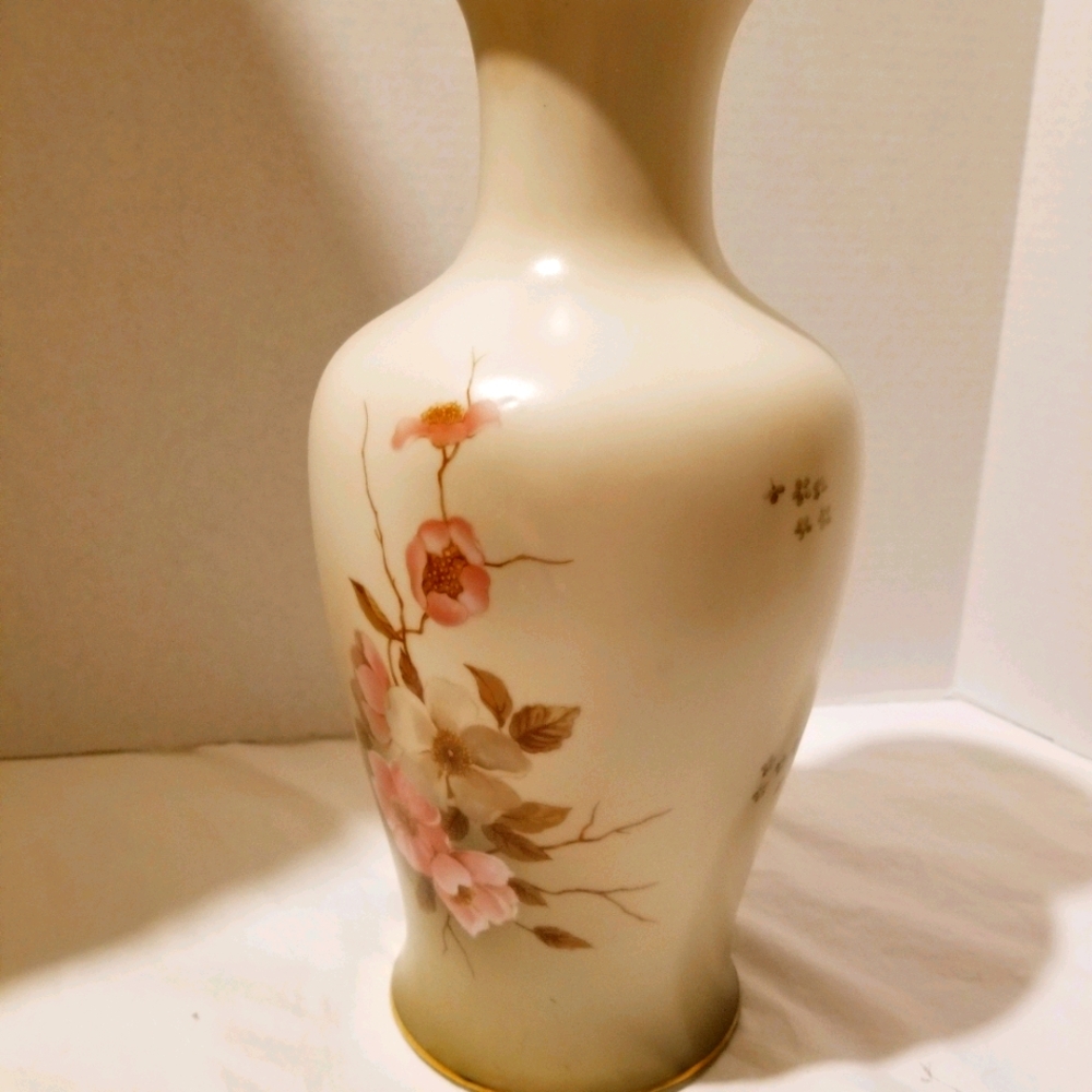 Victorian Garden "dogwood" decorative Vase